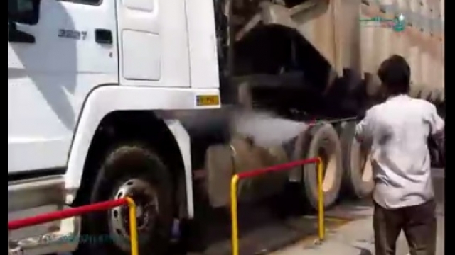 شستشوی وسایل نقلیه سنگین با واترجت  - cleaning the heavy vehicles by high pressure washer 