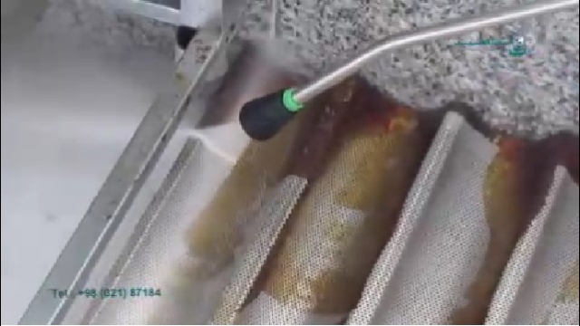 شستشوی سینی پخت نان با واترجت صنعتی  - Wash tray baking with industrial high pressure washer 