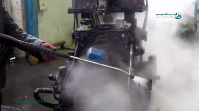 از بین بردن آلودگی سطح دستگاه ها با واترجت آب گرم  - Removing dirt of machine surface by hot pressure washer 