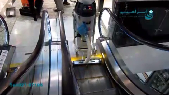 نظافت پله برقی با جاروبرقی صنعتی  - Escalator cleaning with industrial vacuum cleaner 