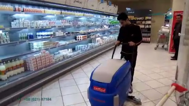 اسکرابر دستی و کاربرد آن در شستشوی کف هایپرمارکت  - use a walk-behind scrubber for cleaning the floor of a hypermarket