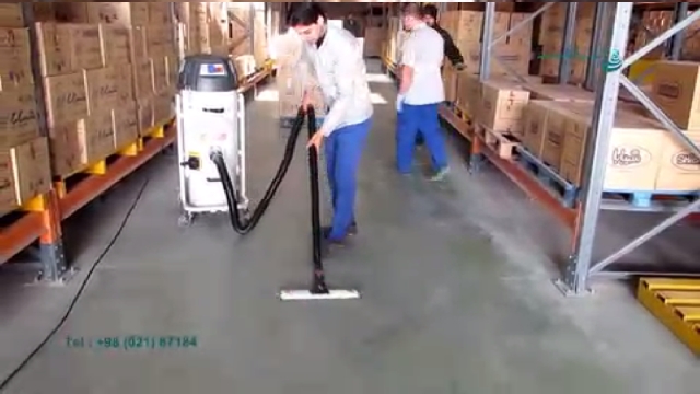 نظافت حرفه ای انبار مواد غذایی با جاروبرقی صنعتی  - Professional cleaning of food warehouses with industrial vacuum cleaners 